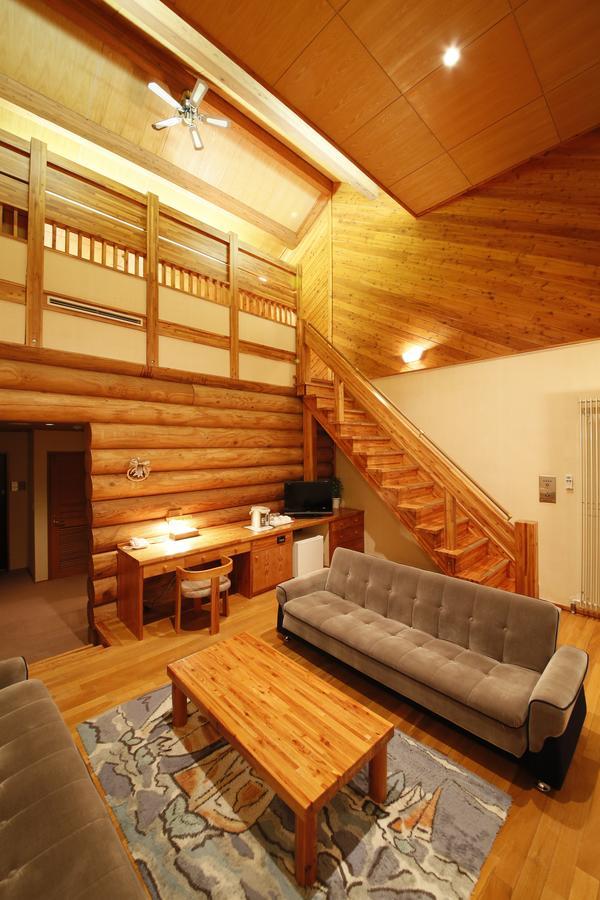 Ryokan Log Larch Kanayama